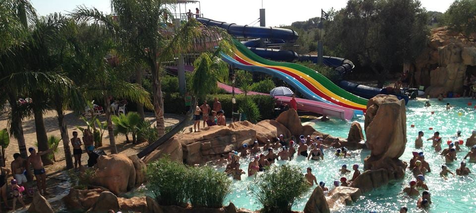 Le piscine tra le rocce e gli scivoli colorati del parco acquatico Carrisiland a Cellino San Marco