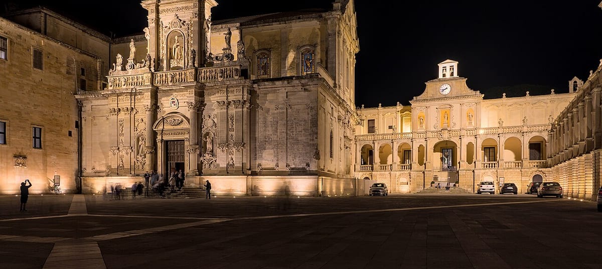 Piazza del Duomo di Lecce illuminata di notte, barocco leccese